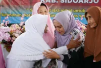 Ketua TP. PKK Kabupaten Sidoarjo, Hj. Sa'adah Ahmad Muhdlor ketika hadiri pengajian Roudlotul Jannah.