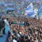 Calon presiden nomor urut 2, Prabowo Subianto, berjoget bersama Denny Cak Nan di Lapangan Gajayana, Malang, Jawa Timur. (Dok. TKN Prabowo - Gibran)
