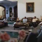 Capres nomor urut 2, Prabowo Subianto mengunjungi Siti Hardjanti, istri almarhum Jenderal TNI (Purn.) Wismoyo Arismunandar. (Dok. Tim Media Prabowo)
