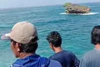 Ayah Asal Solo Tewas Tenggelam Saat Menolong Anaknya Terseret Ombak Laut Selatan. (Dok. Fin)