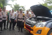 Kapolresta Sidoarjo Kombes. Pol. Christian Tobing bersama jajaran mengecek kendaraan untuk Operasi Keselamatan Semeru 2024.
