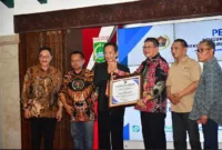 kepala bidang Pendidikan M. Nasir mewakili Ketua PWI Pusat serahkan penghagaan kepada tokoh pers.