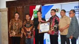 kepala bidang Pendidikan M. Nasir mewakili Ketua PWI Pusat serahkan penghagaan kepada tokoh pers.