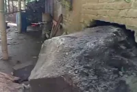 Batu besar menimpa salah rumah warga di Ngawi.