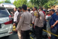 Petugas Mapolres Madiun dan Tim Inafis Lengkap untuk evakuasi korban.