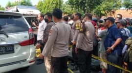 Petugas Mapolres Madiun dan Tim Inafis Lengkap untuk evakuasi korban.