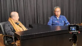 Pendiri MURI Jaya Suprana ketika wawancarai Sekretaris Jenderal SMSI Mohammad Nasir.