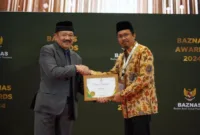Ketua Baznas RI KH. Noor Achmad serahkan penghargaan Baznas Awards 2024 kepada Bupati Sidoarjo Ahmad Muhdlor Ali.