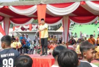 Bupati Mudhlor buka LPI sepak bola jenjang SD tingkat Kabupaten Tahun 2024 di Stadion Jenggolo Buduran Sidoarjo pada Senin (4/3/2024). 