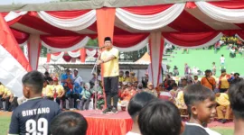 Bupati Mudhlor buka LPI sepak bola jenjang SD tingkat Kabupaten Tahun 2024 di Stadion Jenggolo Buduran Sidoarjo pada Senin (4/3/2024). 