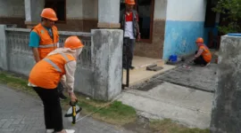 Petugas saat mengukur untuk sambungan air umbulan.