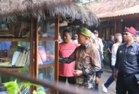 Menko Muhadjir saat lihat perpustakaan di Desa Wisata Bangsring Banyuwangi.