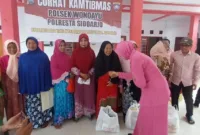 Pengurus Bhayangkari Wonoayu serahkan bantuan kepada kaum dhuafa.