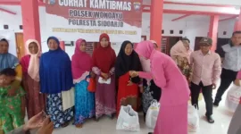 Pengurus Bhayangkari Wonoayu serahkan bantuan kepada kaum dhuafa.