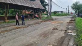 Jalan Desa Modong sampai Desa Grabagan Tulangan yang akan dibetonisasi oleh pemkab Sidoarjo.