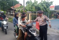 Anggota Polsek Tanggulangin ketika bagikan takjil pada masyarakat.