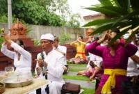 Anggota dan masyarakat sekitar Polresta Sidoarjo Beragama Hindu Laksanakan Ibadah Raya Kuningan.
