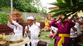 Anggota dan masyarakat sekitar Polresta Sidoarjo Beragama Hindu Laksanakan Ibadah Raya Kuningan.