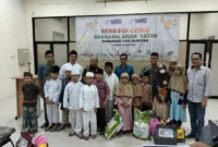 Ketua SMSI Jatim Setiadji Makin Rahmat didampingi ketua SMSI Kota Surabaya Iskandar Pribowo bersama pengurus dan anak yatim.