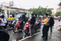 Anggota Polsek Gedangan ketika bagikan takjil di depan Mako, Kamis (14/3/2024).