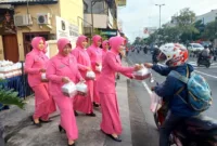 Pengurus Bhayangkari Gedangan saat bagikan takjil didepan Mako.