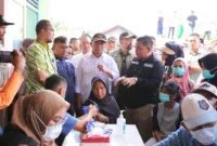 Menko Muhadjir saat cek tim kesehatan periksa warga Terdampak banjir bandang di Sumatera Barat.