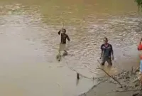 Tim SAR temukan mayat mengambang di dekat jembatan Jetak Ngawi.