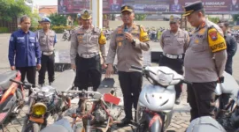 Kapolresta Sidoarjo Kombes Pol. Christian Tobing didampingi Wakapolresta Sidoarjo dan  Kasatlantas Polresta Sidoarjo, Humas Polresta Sidoarjo menunjukkan kendaraan yang telah diamankan Satlantas Polresta Sidoarjo dalam aksi balap liar.
