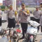 Kapolresta Sidoarjo Kombes Pol. Christian Tobing didampingi Wakapolresta Sidoarjo dan  Kasatlantas Polresta Sidoarjo, Humas Polresta Sidoarjo menunjukkan kendaraan yang telah diamankan Satlantas Polresta Sidoarjo dalam aksi balap liar.