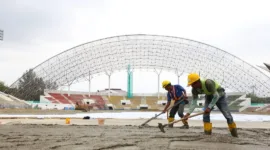 Pekerja saat kerjakan pengecoran di Stadion Harapan Bangsa Aceh 