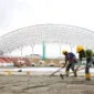 Pekerja saat kerjakan pengecoran di Stadion Harapan Bangsa Aceh 