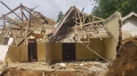 Sebanyak tiga rumah dan bangunan sekolah roboh akibat pergerakan tanah terjadi di Desa Cibedug, Kecamatan Rongga, Kabupaten Bandung Barat. (Dok. BPBD Kab. Bandung Barat)