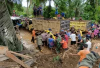 Proses evakuasi korban meninggal dunia yang tertimbun longsor di Kabupaten Padang Pariaman, Sumatra Barat. (Dok. BPBD Kabupaten Padang Pariaman.)