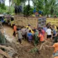 Proses evakuasi korban meninggal dunia yang tertimbun longsor di Kabupaten Padang Pariaman, Sumatra Barat. (Dok. BPBD Kabupaten Padang Pariaman.)

