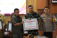 Kepala BNPB Letjen TNI Suharyanto saat memberikan simbolis dukungan bantuan penanganan darurat kepada pemerintah daerah, pada Rapat Koordinasi Penanganan Darurat Gempa di Kantor Bupati Gresik. (Dok. BNPB)