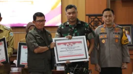 Kepala BNPB Letjen TNI Suharyanto saat memberikan simbolis dukungan bantuan penanganan darurat kepada pemerintah daerah, pada Rapat Koordinasi Penanganan Darurat Gempa di Kantor Bupati Gresik. (Dok. BNPB)