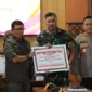 Kepala BNPB Letjen TNI Suharyanto saat memberikan simbolis dukungan bantuan penanganan darurat kepada pemerintah daerah, pada Rapat Koordinasi Penanganan Darurat Gempa di Kantor Bupati Gresik. (Dok. BNPB)
