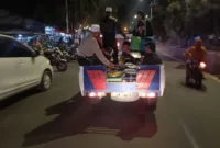POlsek Tanggulangin saat patroli Kamtibmas bangunkan warga untuk sahur.