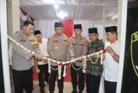 dihadiri Kapolresta Sidoarjo juga hadir Wakapolresta Sidoarjo pengguntingan pita diresmikannya Gedung Reskrim Polsek Taman.