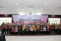 Para Pejabat foto bersama usai serahkan Laporan Keuangan Pemerintah Daerah (LKPD) Unaudited tahun 2023 ke BPK Perwakilan Provinsi Jawa Timur, Selasa (5/3). 