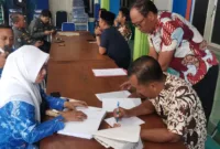 Petugas Perumda Delta Tirta Sidoarjo mendata warga yang daftar pemasangan Sambungan Rumah (SR) gratis.
