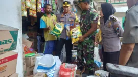 Kapolsek Sidoarjo Kota Kompol I Gusti Agung Ananta Pratama bersama Danramil ketika cek harga kebutuhan pokok di Pasar Bluru'