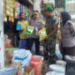 Kapolsek Sidoarjo Kota Kompol I Gusti Agung Ananta Pratama bersama Danramil ketika cek harga kebutuhan pokok di Pasar Bluru'