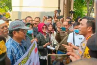 Kapolresta Sidoarjo Kombes. Pol. Christian Tobing  mengajak demonstran berdialog di ruang lobi Mako Polresta Sidoarjo.