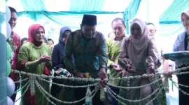 Wakil Bupati H.Subandi, SH dan Istri ketika memotong pita tanda dibukanya Klinik Kecantikan Puspita.