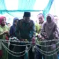 Wakil Bupati H.Subandi, SH dan Istri ketika memotong pita tanda dibukanya Klinik Kecantikan Puspita.