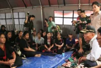 Menko PMK didampingi oleh Sestama BNPB Rustian, Bupati Tana Toraja Theofilis Allorerung kunjungi pengungsian korban terdampak longsor di Tana Toraja.