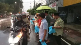 Sebanyak 500 takjil dibagikan pengurus PWI Sidoarjo