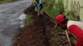 Pekerja saat menggali untuk saluran pipa proyek Pamsimas di Desa Sambirejo Madiun.