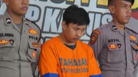 Tersangka PR (21) ketika diamankan di Polresta Sidoarjo.